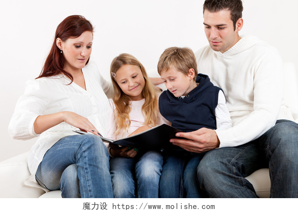 一家人在一起看书哈皮年轻家庭看相册